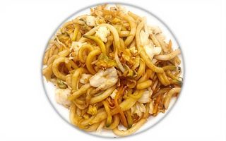 Udon con pollo, uovo e verdure