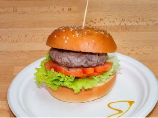 Hamburger servito con patate fritte