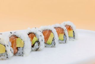 354 Uramaki salmone