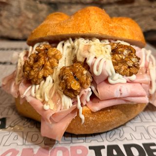 16 Mortadella, crema di gorgonzola, noci, miele