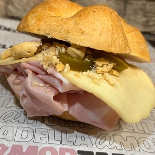 13 Mortadella, provola dolce, jalapeno, tarallo sbriciolato