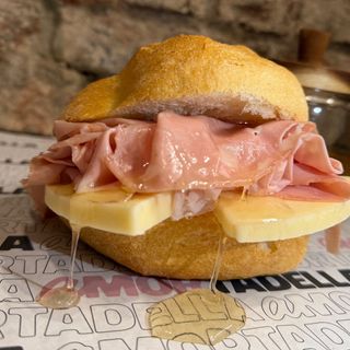 11 Mortadella, provola stagionata, miele