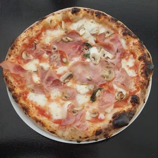 Pizza con prosciutto e funghi