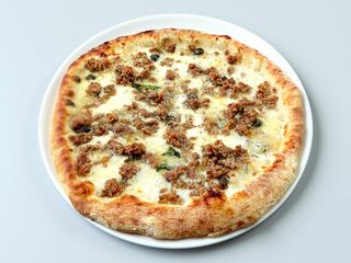 Pizza con salsiccia e zola