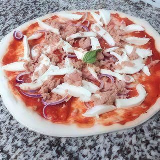Pizza con tonno e cipolla