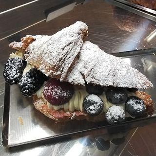 Cornetto crema e frutta fresca