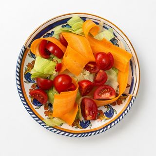 Insalata verde con carote e pomodorini