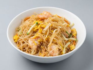 Spaghetti di riso con verdure e gamberi