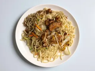 Spaghetti cinesi con vitello e verdure