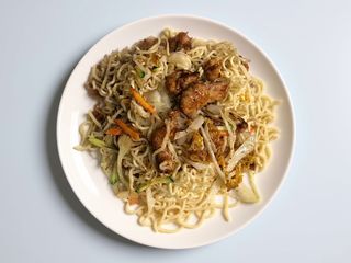 Spaghetti cinesi con vitello e verdure