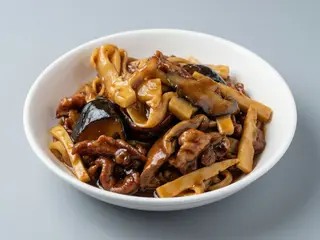 Bambù e funghi saltati
