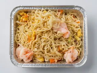 Spaghetti cinesi con verdure e gamberi