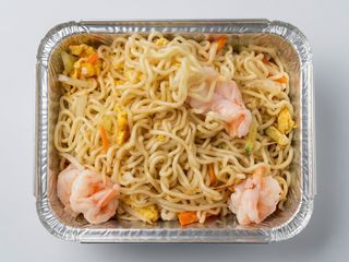 Spaghetti cinesi con verdure e gamberi