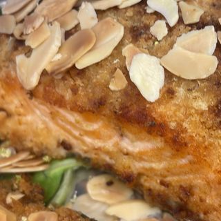 Salmone in crosta di mandorle e limone
