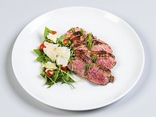 Tagliata di manzo con pomodorini rucola e scaglie di grana