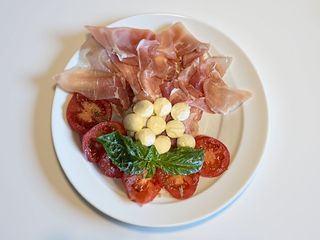 Prosciutto crudo di Parma , mozzarella e pomodoro