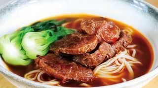 Ramen a mano in brodo con manzo