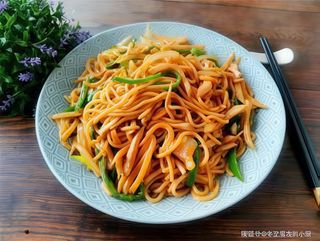 Ramen a mano saltati con verdure e uova