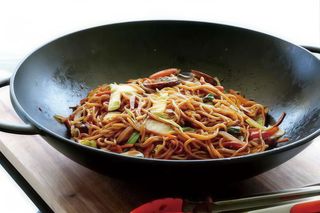 Spaghetti saltati con verdure misti e uova