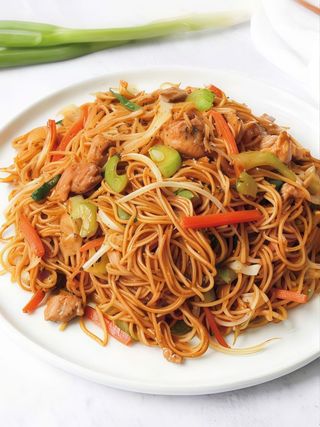 Spaghetti saltati con pollo, verdure e uova