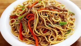 Spaghetti saltati con manzo, verdure e uova