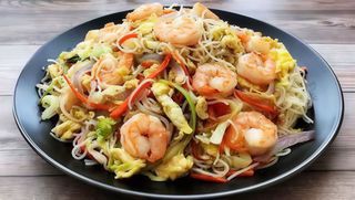 Spaghetti di riso saltati con gamberi, verdure e uova