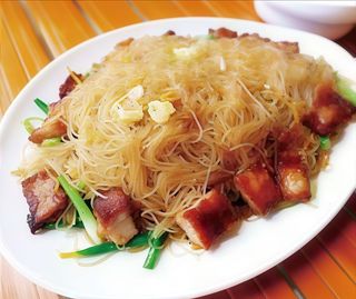 Spaghetti di riso saltati con Char Siu, verdure e uova