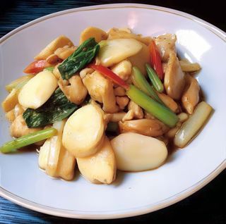 Gnocchi di riso saltato con pollo, verdure e uova
