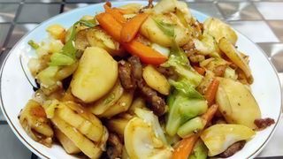 Gnocchi di riso saltato con manzo, verdure e uova