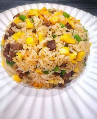 Riso saltato con manzo, verdure e uova