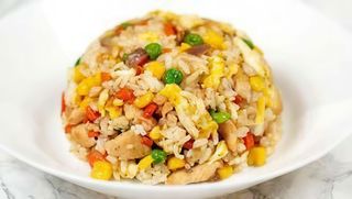 Riso saltato con pollo, verdure e uova