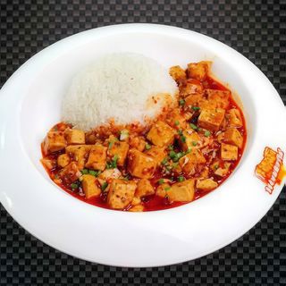 Riso servito con tofu in salsa piccante