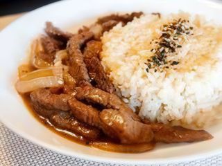 Riso servito con manzo e cipolla