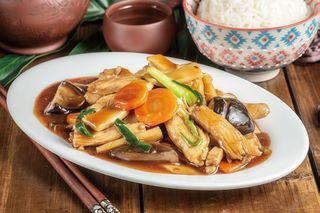 Pollo con funghi e bambù
