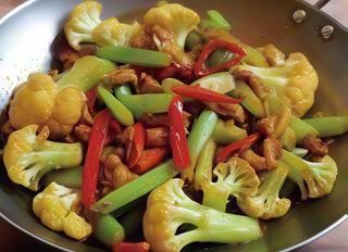 Cavolfiore con peperoncini in pentola