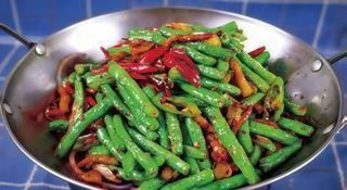 Fagiolini con peperoncini in pentola