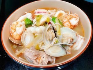 Spaghetti in brodo con frutti di mare