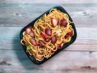 Spaghetti saltati con Char Siu, verdure e uova