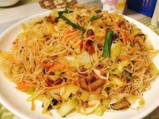 Spaghetti di riso saltati con manzo, verdure e uova