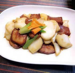 Gnocchi di riso saltato con Char Siu, verdure e uova