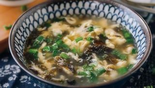 Zuppa di alghe e uova