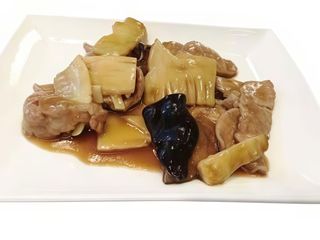 Maiale macinato con funghi e bambù