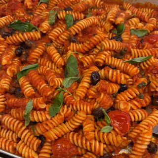 Pasta pomodoro olive capperi e basilico