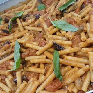 Pasta con pomodorini, melanzane e olive