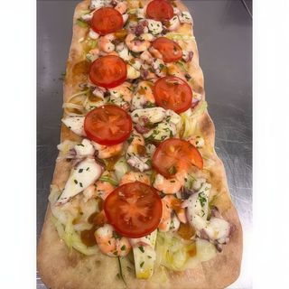 Scrocchiarella rucola, pomodorino confit, polpo, gamberetti