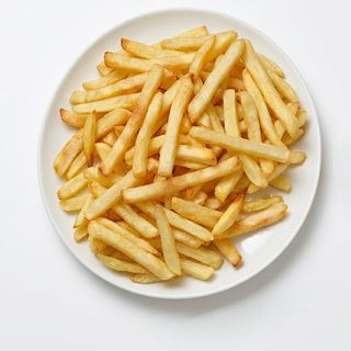 Patatine fritte con ketchup e maionese