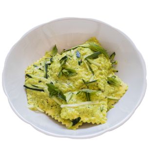 Ravioli ricotta e spinaci con asparagi