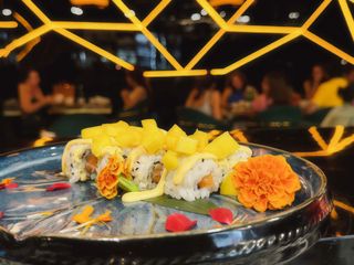 099 Uramaki mango roll