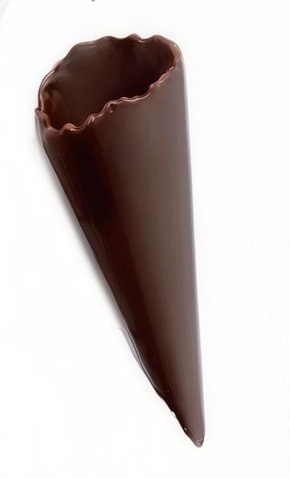Cono con cioccolato intorno