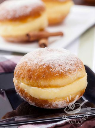 Krapfen con crema pasticciera